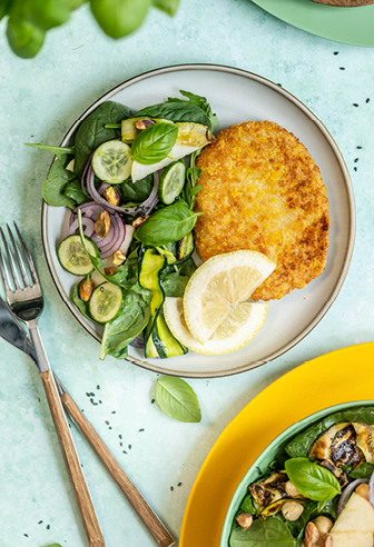 Sommersalat mit veganem Schnitzel