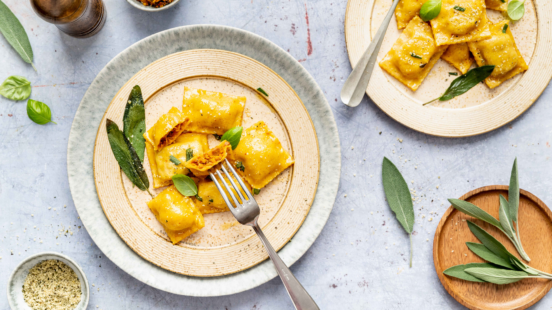 Ein Teller mit Kürbisravioli Ein Teller mit Kürbisravioli