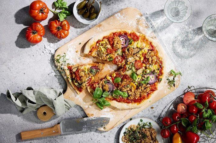 vegane Thuna pizza mit roten zwiebeln und mais | endori