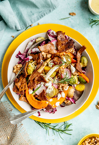 Herbstlicher Ofengemüsesalat mit veganem Chicken Kebab Herbstlicher Ofengemüsesalat mit veganem Chicken Kebab